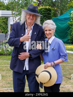 London, Großbritannien. Juli 2024. Gitarrist Brian May und seine Frau Schauspielerin Anita Dobson Press Day bei der RHS Hampton Court Flower Show. Sir Brian May und Lady Anita Dobson Today Credit: Mark Thomas/Alamy Live News Stockfoto