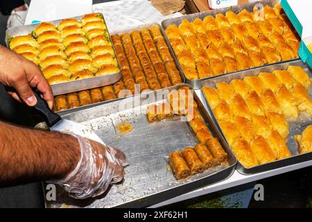 Aserbaidschanisch, Türkisch, orientalisch verschiedene Süßigkeiten und Baklava auf Eisentabletts. Stockfoto