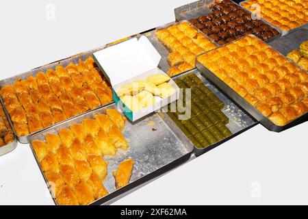 Aserbaidschanisch, Türkisch, orientalisch verschiedene Süßigkeiten und Baklava auf Eisentabletts. Stockfoto