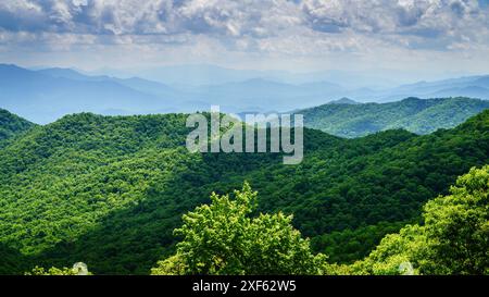 Malerischer Blick auf die Smokie Mountains vom Blue Ridge Parkway in der Nähe von Maggie Valley, North Carolina Stockfoto