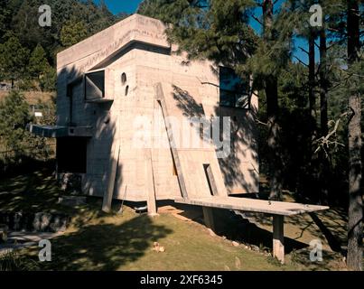 Vordere Höhe der unregelmäßigen Betonfassade und des Hauseingangs. Casa Alférez, n/A, Mexiko. Architekt: Ludwig Godefroy, 2023. Stockfoto