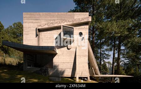 Fronthöhe der unregelmäßigen Betonfassade. Casa Alférez, n/A, Mexiko. Architekt: Ludwig Godefroy, 2023. Stockfoto