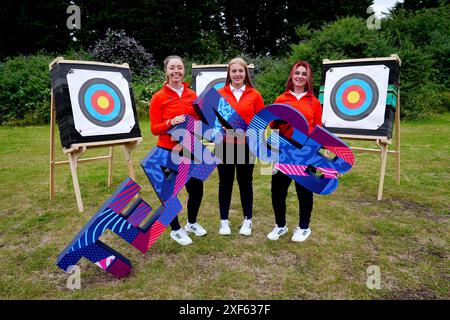 Penny Healey, Megan Havers und Bryony Pitman während der Ankündigung des Teams GB Paris 2024 Bogenschießen und Skateboarding bei Ackers Adventure, Birmingham. Bilddatum: Montag, 1. Juli 2024. Stockfoto