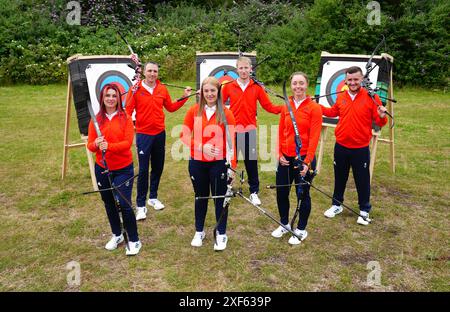 Bryony Pitman, Tom Hall, Megan Havers, Conor Hall, Penny Healey und Alex Wise während der Ankündigung des Teams GB Paris 2024 Archery bei Ackers Adventure, Birmingham. Bilddatum: Montag, 1. Juli 2024. Stockfoto