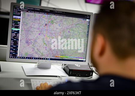 Uedem, Deutschland. Juli 2024. Ein Soldat der Bundeswehr betrachtet einen Monitor im Luftraumüberwachungskommando in Uedem. Die Bundeswehr präsentiert Luftraumschutz während der Fußball-Europameisterschaft. Die Bundeswehr hat ein Flugsicherungszentrum eingerichtet, um die Polizei der länder und die deutsche Flugsicherung administrativ zu unterstützen. Quelle: Christoph Reichwein/dpa/Alamy Live News Stockfoto