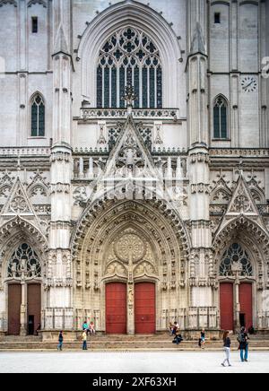 Besucher, die vor der historischen Kathedrale St. Pierre et St Paul auf dem Saint-Pierre-Platz in Nantes, Frankreich, spazieren gehen. Stockfoto
