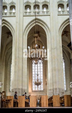 Innenansicht der Kathedrale Saint Pierre et Saint Paul in Nantes, Frankreich, mit gotischer Architektur und großen Kronleuchtern. Stockfoto