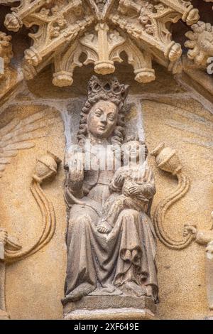 Nahaufnahme einer exquisiten Steinskulptur einer Madonna mit Kind an der Fassade der Kathedrale Saint Corentin, Quimper, Bretagne, Frankreich. Stockfoto