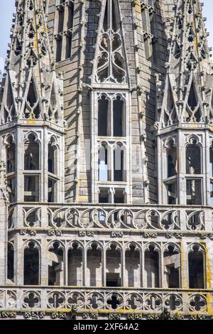 Nahaufnahme der komplexen Fassade der Kathedrale Saint Corentin in Quimper, Bretagne, Frankreich, mit gotischer Architektur. Stockfoto