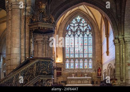 Wunderschöner Innenblick auf die Basilika Notre Dame du Roncier in Josselin, Bretagne, Frankreich, mit atemberaubenden Buntglasfenstern und kunstvollem Bogen Stockfoto