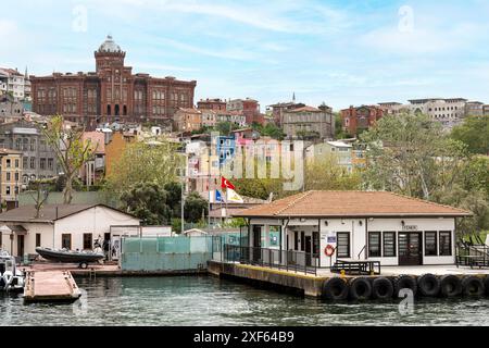 Türkei, Istanbul, Balat, Goldenes Horn, Blick über den Fähranleger Fener zur Fener Rum Lisesi Stockfoto