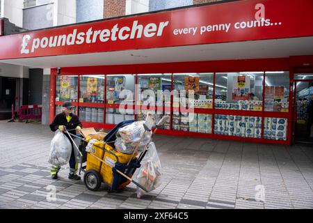 Ladenfront für Koffer in Stratford City am 1. Juli 2024 in London, Großbritannien. Stratford ist heute das wichtigste Einkaufs-, Kultur- und Freizeitzentrum in East Londons. Außerdem ist es der zweitwichtigste Geschäftsstandort im Osten der Hauptstadt. Stockfoto