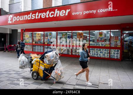 Ladenfront für Koffer in Stratford City am 1. Juli 2024 in London, Großbritannien. Stratford ist heute das wichtigste Einkaufs-, Kultur- und Freizeitzentrum in East Londons. Außerdem ist es der zweitwichtigste Geschäftsstandort im Osten der Hauptstadt. Stockfoto