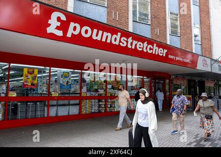 Ladenfront für Koffer in Stratford City am 1. Juli 2024 in London, Großbritannien. Stratford ist heute das wichtigste Einkaufs-, Kultur- und Freizeitzentrum in East Londons. Außerdem ist es der zweitwichtigste Geschäftsstandort im Osten der Hauptstadt. Stockfoto