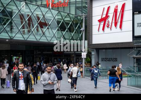 Menschen, die am 1. Juli 2024 in London, Großbritannien, in Richtung Westfield Shopping Centre in Stratford gehen. Dies ist Europas größter Einkaufskomplex. Stratford ist heute das wichtigste Einkaufs-, Kultur- und Freizeitzentrum in East Londons. Außerdem ist es der zweitwichtigste Geschäftsstandort im Osten der Hauptstadt. Stockfoto