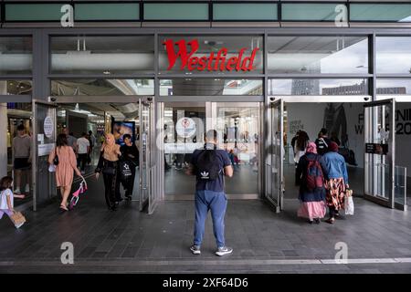 Menschen, die am 1. Juli 2024 in London, Großbritannien, in Richtung Westfield Shopping Centre in Stratford gehen. Dies ist Europas größter Einkaufskomplex. Stratford ist heute das wichtigste Einkaufs-, Kultur- und Freizeitzentrum in East Londons. Außerdem ist es der zweitwichtigste Geschäftsstandort im Osten der Hauptstadt. Stockfoto