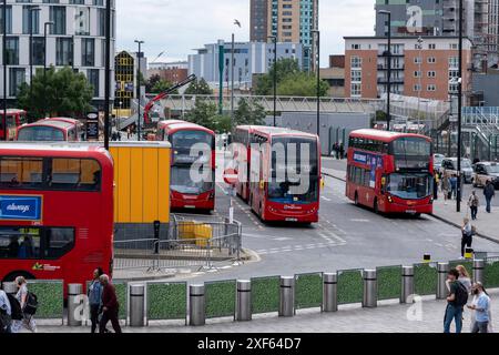 Red London Busse am 1. Juli 2024 in London, Vereinigtes Königreich, am Verkehrsknotenpunkt der Stratford City Bus Station im Borough of Newham. Stratford ist heute das wichtigste Einkaufs-, Kultur- und Freizeitzentrum in East Londons. Außerdem ist es der zweitwichtigste Geschäftsstandort im Osten der Hauptstadt. Stockfoto