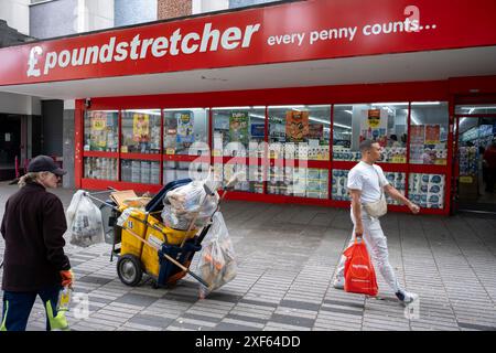 Ladenfront für Koffer in Stratford City am 1. Juli 2024 in London, Großbritannien. Stratford ist heute das wichtigste Einkaufs-, Kultur- und Freizeitzentrum in East Londons. Außerdem ist es der zweitwichtigste Geschäftsstandort im Osten der Hauptstadt. Stockfoto