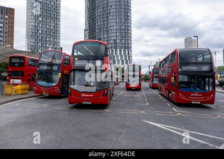 Red London Busse am 1. Juli 2024 in London, Vereinigtes Königreich, am Verkehrsknotenpunkt der Stratford City Bus Station im Borough of Newham. Stratford ist heute das wichtigste Einkaufs-, Kultur- und Freizeitzentrum in East Londons. Außerdem ist es der zweitwichtigste Geschäftsstandort im Osten der Hauptstadt. Stockfoto