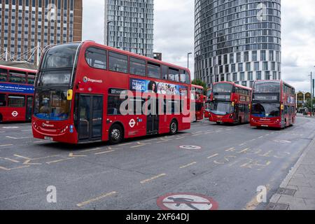 Red London Busse am 1. Juli 2024 in London, Vereinigtes Königreich, am Verkehrsknotenpunkt der Stratford City Bus Station im Borough of Newham. Stratford ist heute das wichtigste Einkaufs-, Kultur- und Freizeitzentrum in East Londons. Außerdem ist es der zweitwichtigste Geschäftsstandort im Osten der Hauptstadt. Stockfoto