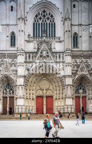 Besucher, die vor der historischen Kathedrale St. Pierre et St Paul auf dem Saint-Pierre-Platz in Nantes, Frankreich, spazieren gehen. Stockfoto