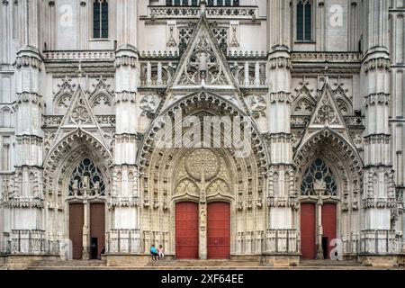 Touristen gehen zu Fuß und erkunden die herrliche Kathedrale St. Pierre et St Paul am Saint Pierre Platz in Nantes, Frankreich. Stockfoto