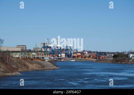 Blick auf den Hafen am Saint John River vom Aussichtspunkt am Skywalk in Saint John, New Brunswick, Kanada Stockfoto