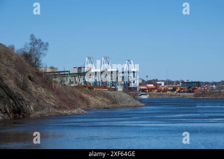 Blick auf den Hafen am Saint John River vom Aussichtspunkt am Skywalk in Saint John, New Brunswick, Kanada Stockfoto