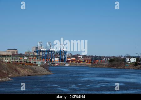 Blick auf den Hafen am Saint John River vom Aussichtspunkt am Skywalk in Saint John, New Brunswick, Kanada Stockfoto