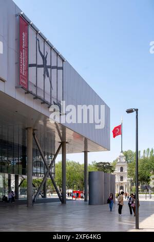 Türkei, Istanbul, Tophane, Kunstmuseum Istanbul Modern, Museum für Kunst der Gegenwart in Istanbul, im Hintergrund der Tophane-i Amire Sanjak Tower (T Stockfoto