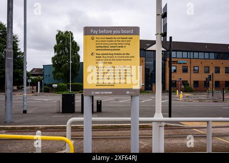 Manchester Trafford UK 29. Juni 2024. Zahlungsanweisungen für den Transport sind in einer ruhigen Stadtgegend angebracht und geben den Passagieren vor dem Einsteigen Hinweise zum Bezahlen. Stockfoto