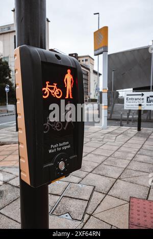 Manchester Trafford UK 29. Juni 2024. Ein Fußgänger- und Fahrradübergangssignal in einer städtischen Umgebung, das auf das grüne Licht wartet. Stockfoto