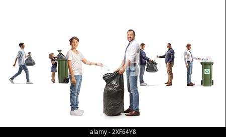 Teenager, der eine Plastikflasche in einen Beutel wirft, und Leute, die mit Mülltonnen auf weißem Hintergrund stehen Stockfoto