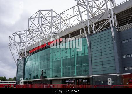 Manchester Trafford UK 29. Juni 2024. Außenansicht des Stadions mit kompliziertem Metallrahmen und großem Glaseingang. Stockfoto