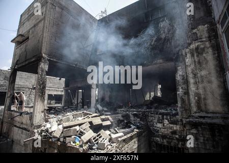 Tulkarm, Palästina. Juli 2024. Palästinensische Feuerwehrleute löschen das Feuer in einem Haus einer palästinensischen Familie, nachdem es von israelischen Besatzungskräften gesprengt wurde, als sie das palästinensische Flüchtlingslager Nour Shams östlich von Tulkarm im besetzten Westjordanland stürmten. Das palästinensische Gesundheitsministerium sagte, dass ein Mädchen zum Märtyrertod wurde. Er ist 40 Jahre alt und hat ein 15-jähriges Kind. Eine israelische Militäroperation im Lager Nour Shams auf der Suche nach palästinensischen Aktivisten, die mit den palästinensischen Widerstandsbrigaden verbunden sind. (Foto: Nasser Ishtayeh/SOPA Images/SIPA USA) Credit: SIPA USA/Alamy Live News Stockfoto