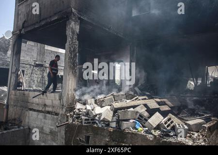 Tulkarm, Palästina. Juli 2024. Palästinensische Feuerwehrleute löschen das Feuer in einem Haus einer palästinensischen Familie, nachdem es von israelischen Besatzungskräften gesprengt wurde, als sie das palästinensische Flüchtlingslager Nour Shams östlich von Tulkarm im besetzten Westjordanland stürmten. Das palästinensische Gesundheitsministerium sagte, dass ein Mädchen zum Märtyrertod wurde. Er ist 40 Jahre alt und hat ein 15-jähriges Kind. Eine israelische Militäroperation im Lager Nour Shams auf der Suche nach palästinensischen Aktivisten, die mit den palästinensischen Widerstandsbrigaden verbunden sind. (Foto: Nasser Ishtayeh/SOPA Images/SIPA USA) Credit: SIPA USA/Alamy Live News Stockfoto