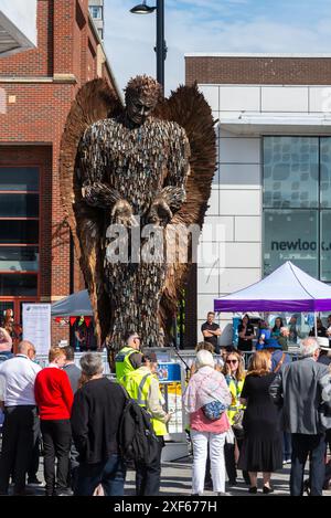 Die Statue des Knife Angel, die in der High Street von Southend on Sea, Essex, Großbritannien, enthüllt wurde und aus entsorgten Messern gebaut wurde. Ereignis wird enthüllt Stockfoto