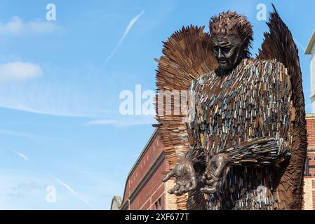 Die Statue des Knife Angel, die in der High Street von Southend on Sea, Essex, Großbritannien, enthüllt wurde und aus entsorgten Messern gebaut wurde. Detail mit Messern Stockfoto