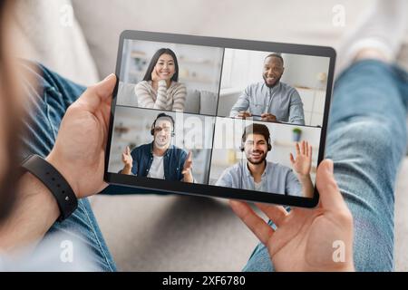 Person Mit Tablet Während Der Online-Videokonferenz Mit Vier Teilnehmern Stockfoto