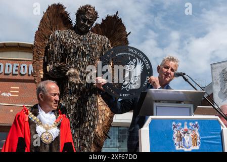 Die Statue des Knife Angel, die in der High Street von Southend on Sea, Essex, Großbritannien, enthüllt wurde und aus entsorgten Messern gebaut wurde. Stockfoto