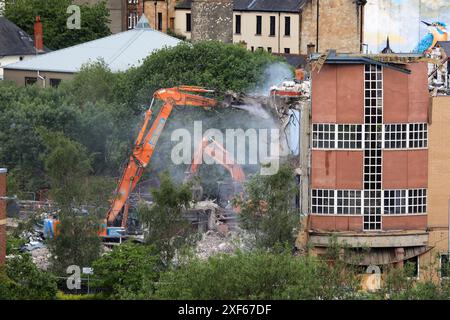 Abriss des ehemaligen Ministeriums für Arbeit und Pensionen in Lonend in Paisley, Schottland Stockfoto