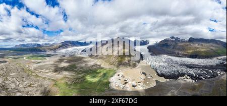 Blick von oben, Luftaufnahme, atemberaubender Panoramablick auf den Svínafellsjökull-Gletscher. Svínafellsjökull ist ein Auslaufgletscher des Vatnajökull. Stockfoto