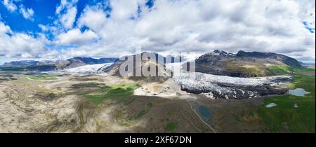 Blick von oben, Luftaufnahme, atemberaubender Panoramablick auf den Svínafellsjökull-Gletscher. Svínafellsjökull ist ein Auslaufgletscher des Vatnajökull. Stockfoto