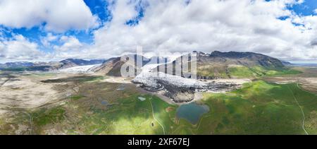 Blick von oben, Luftaufnahme, atemberaubender Panoramablick auf den Svínafellsjökull-Gletscher. Svínafellsjökull ist ein Auslaufgletscher des Vatnajökull. Stockfoto