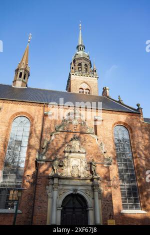 Kirche des Heiligen Geistes (Helligaandskirken) in Kopenhagen, Dänemark bei Sonnenuntergang, Uhrenturm Stockfoto