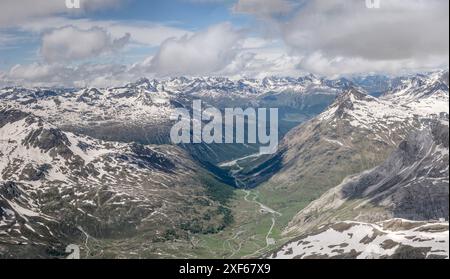 Luftlandcape, von einem Segelflugzeug, mit nördlichem Teil der Bergstraße Bernina Pass, von Süden im hellen Sommerlicht aufgenommen, Pontresina, Alpen, GRA Stockfoto