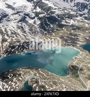 Luftlandcape aus einem Segelflugzeug mit Bianco-See am Berninapass, von oben im hellen Sommerlicht aufgenommen, Alpen, Graubünden, Schweiz Stockfoto