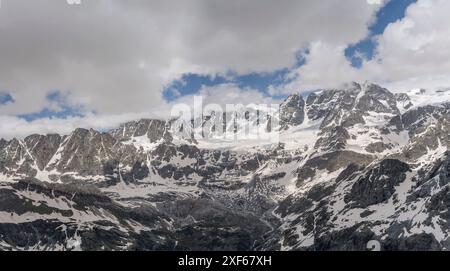 Luftlandcape aus einem Segelflugzeug mit steilen felsigen Klippen auf der Bernina Südseite, von Süden im hellen Sommerlicht aufgenommen, Alpen, Sondrio, Lomba Stockfoto