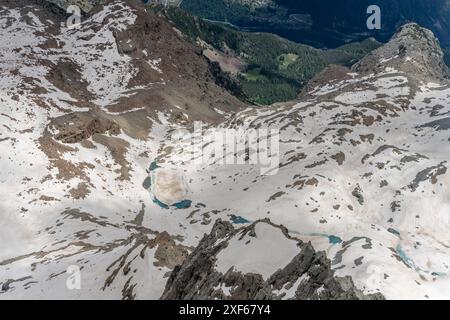 Luftlandcape aus einem Segelflugzeug, mit schmelzendem Eis und Schnee auf dem Bach in der Disgrazia Range, von Westen im hellen Sommerlicht aufgenommen, Alps, Sondrio, L Stockfoto