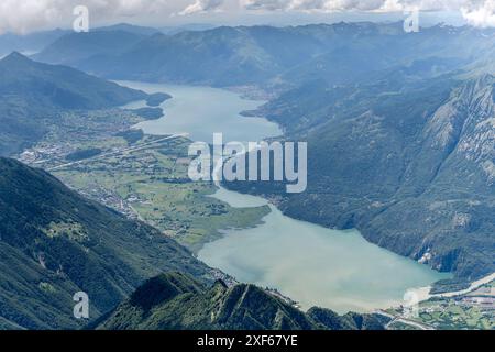 Luftlandcape aus einem Segelflugzeug mit Mezzola-See und nördlichem Teil des Comer Sees, aufgenommen von Norden im hellen Sommerlicht, Alpen, Sondrio, Lomba Stockfoto